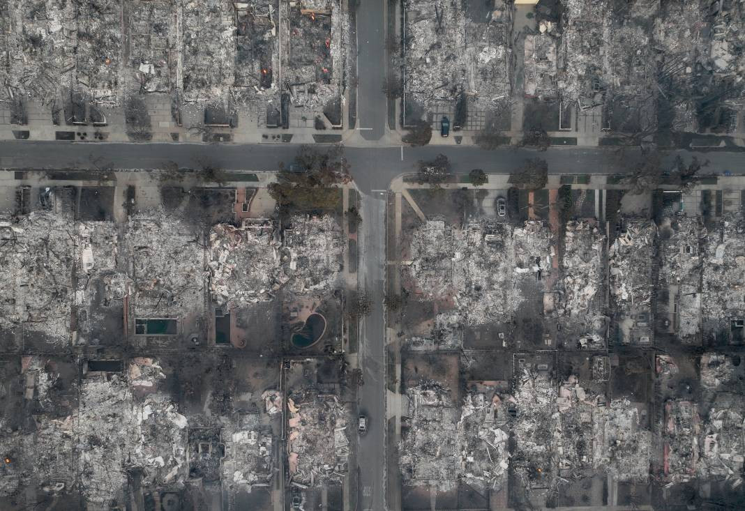 ABD cehennemi yaşıyor! Yangın felaketinde 5 ölü, 100 bin kişiye tahliye emri - Resim: 25